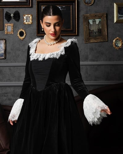 فستان مخمل بأكمام دانتيل