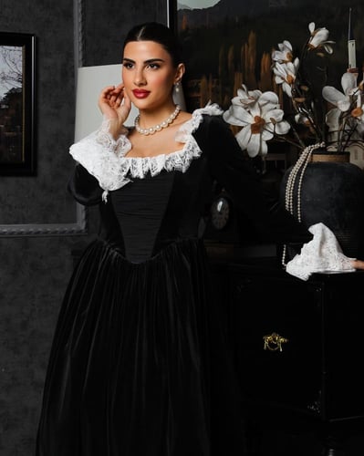 فستان مخمل بأكمام دانتيل