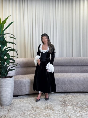 فستان مخمل بأكمام دانتيل