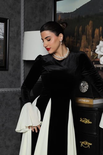 فستان مخمل بأكمام واسعه وقصات