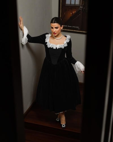 فستان مخمل بأكمام دانتيل