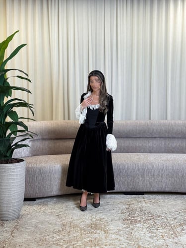 فستان مخمل بأكمام دانتيل