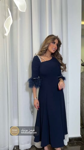 فستان كريب باطراف ريش