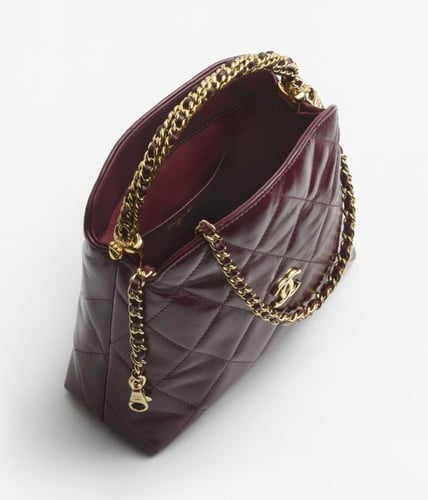 Clutch with Chain – Shiny Lambskin & Gold-Tone Met...