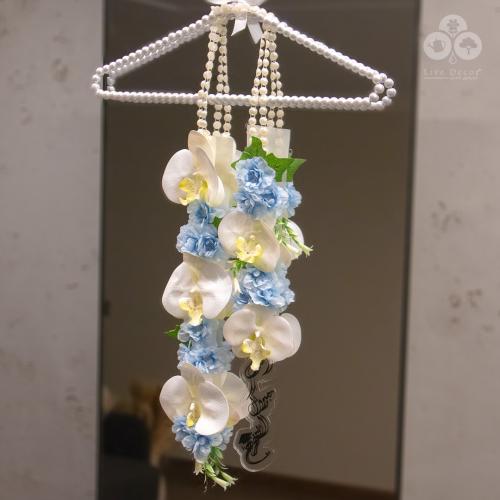 عقد زهور الأوركيد مع تعليقة ( الف مبروك التخرج )