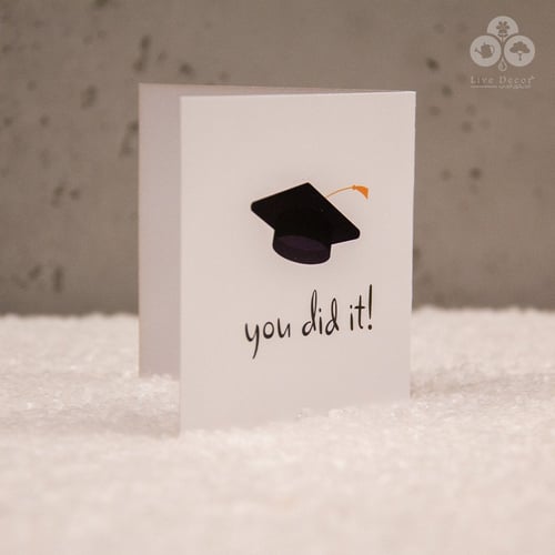 كرت تهنئة بتصميم قبعة التخرج – "You did it"