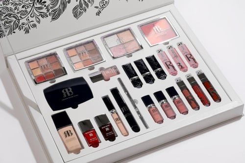 بوكس مكياج متكامل من 24 قطعه دللي نفسك وأظهري جمال...