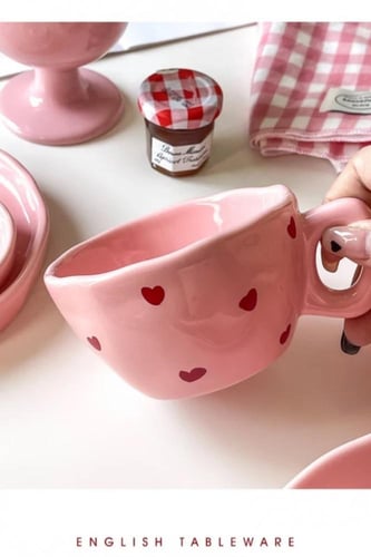 كوب وردي بنقوش القلب حمراء