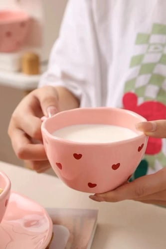 كوب وردي بنقوش القلب حمراء