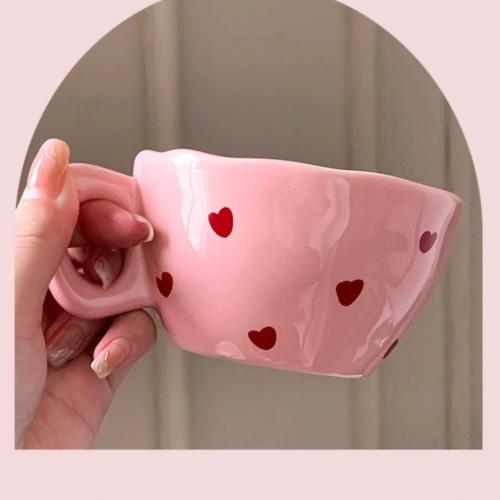 كوب وردي بنقوش القلب حمراء