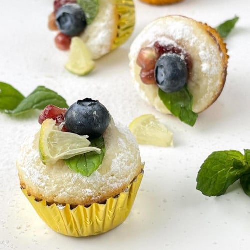 ميني كب كيك الفواكه