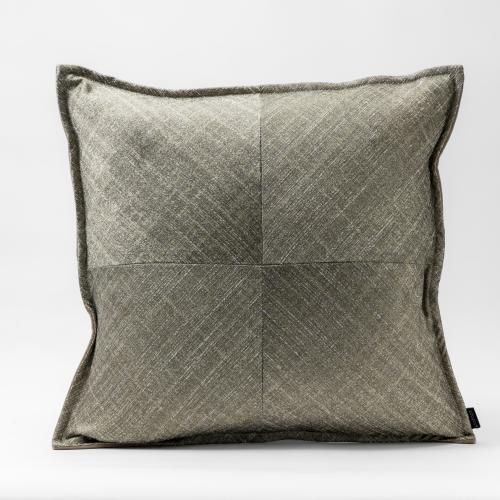 وسادة من مجموعة إيوان