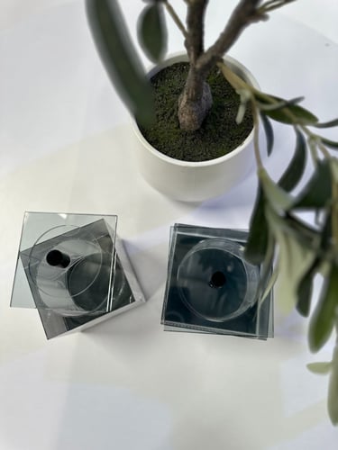 علبة زجاج شفاف بغطاء أسود