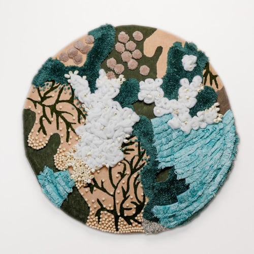 (غيمة الوادي) قطعة فنية جدارية من النسيج والخامات...