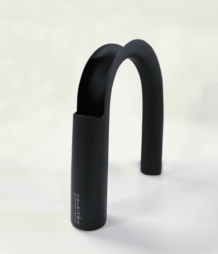 مزهرية على شكل قوس باللون الأسود