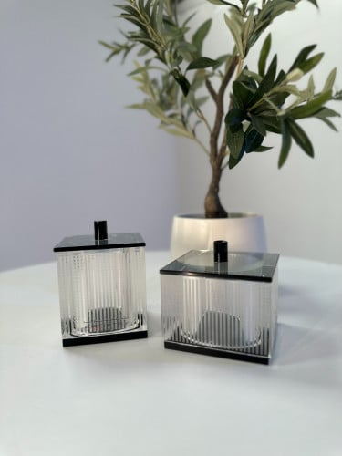 علبة زجاج شفاف بغطاء أسود