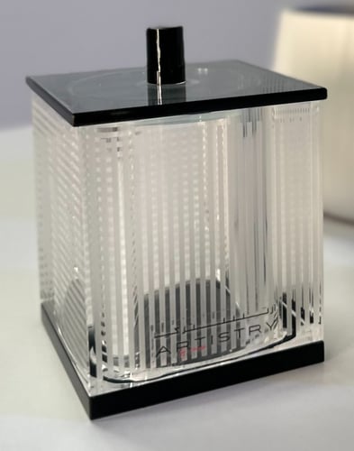 علبة زجاج شفاف بغطاء أسود