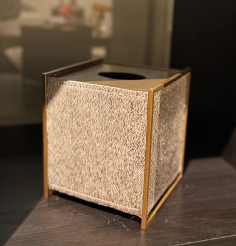 علبة مناديل جلد حصان رمادي وستيل ذهبي