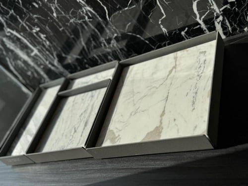 طقم صينية تقديم 4 قطع رخام بإطار حديد أسود