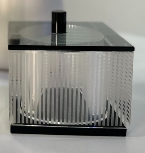 علبة زجاج شفاف بغطاء أسود