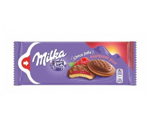 ميلكا كيك اسفنجي بحشوة التوت الاحمر ومغطى بالشوكلا