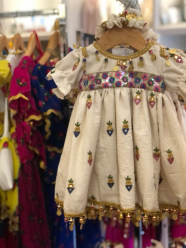 فستان رمضان مع اكسسوار شعر