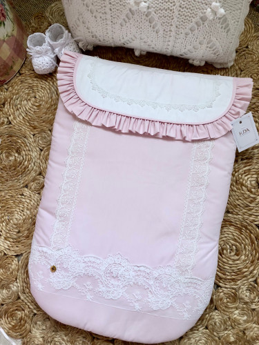 مفرش طفل وقبعه