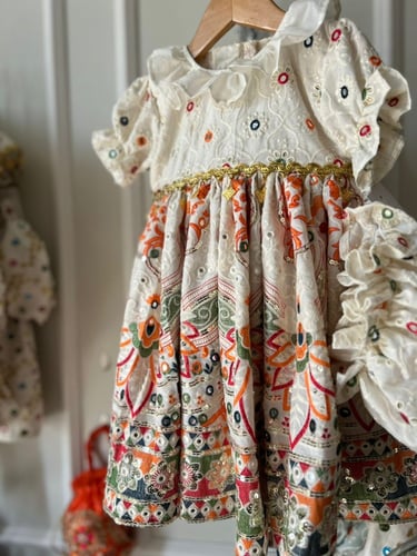 فستان وقبعه