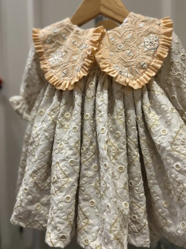 فستان وقبعه