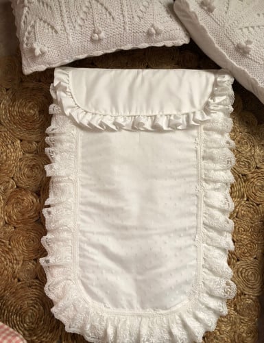 حامل مواليد مع لفه وقبعه