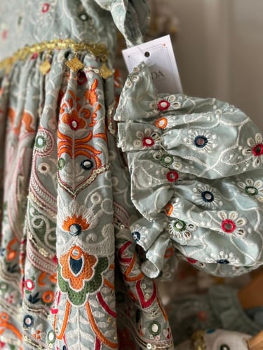 فستان وقبعه