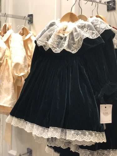 اخضر مخملي مع قبعه