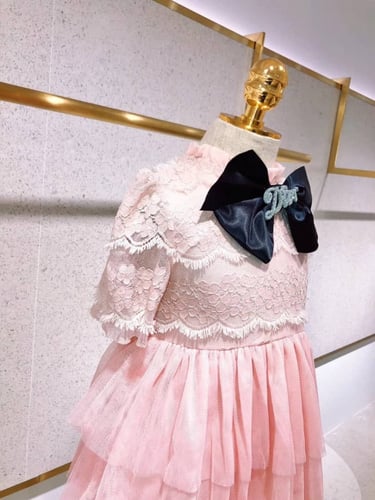 فستان ديور وردي طبق ودانتيل مزين ببروش ديور