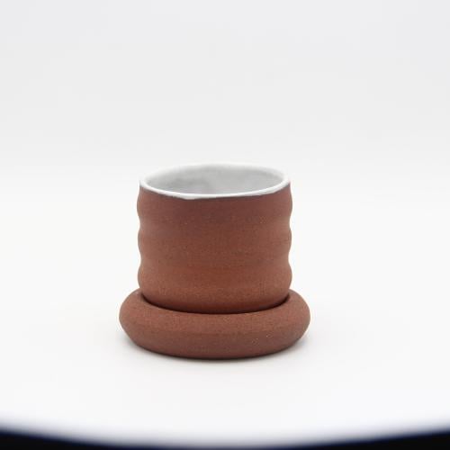 كوب اسبريسو مع صحن باللون الابيض