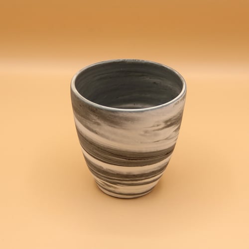 كوب أسود مع تموجات مختلفه