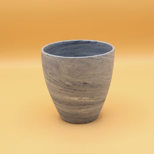 كوب أزرق مع تموجات مختلفه