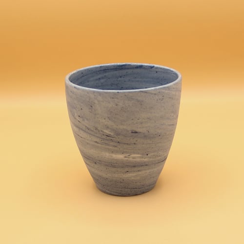 كوب أزرق مع تموجات مختلفه