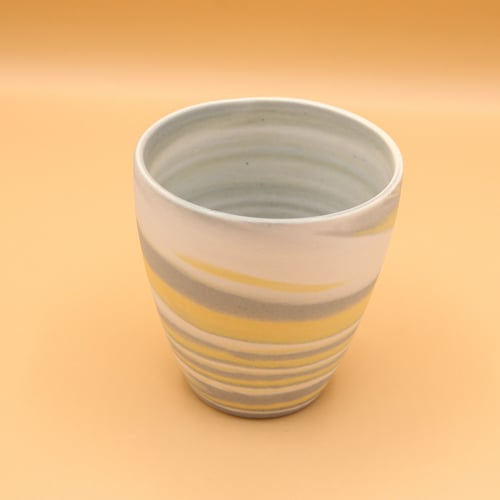 كوب أزرق مع تموجات مختلفه