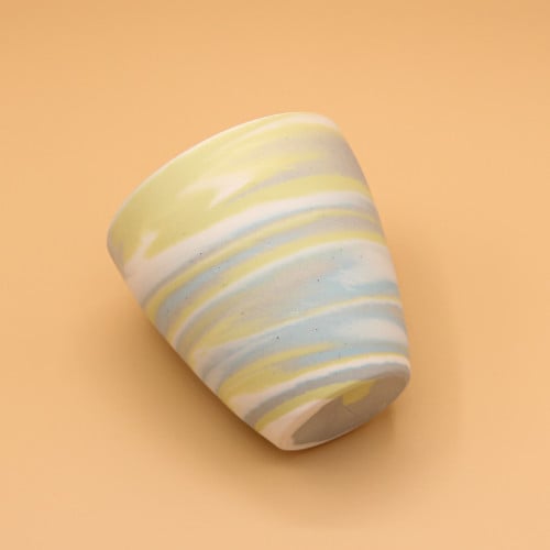 كوب أصفر مع تموجات مختلفه