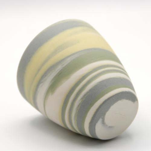 كوب أصفر مع تموجات مختلفه