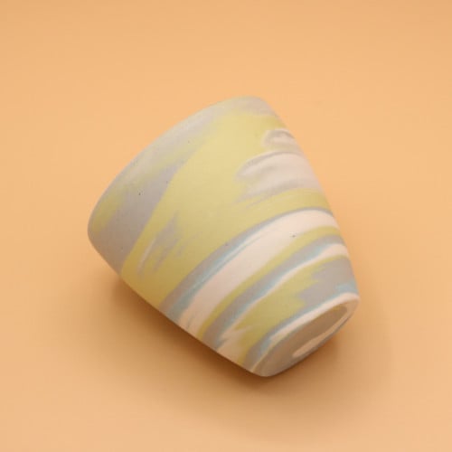 كوب أصفر مع تموجات مختلفه