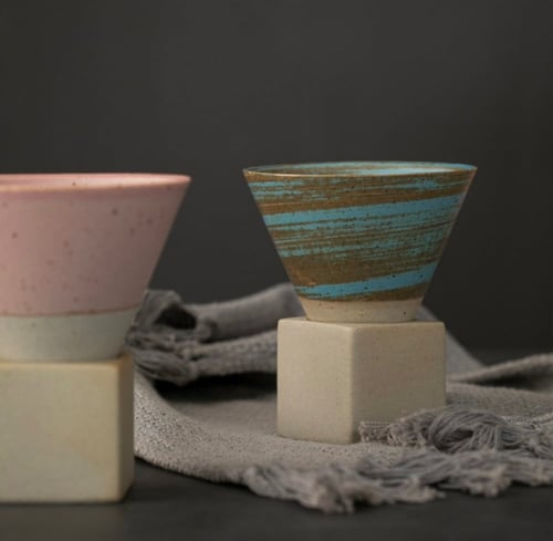 كوب مخروطي مع قاعدة - ألوان متعددة