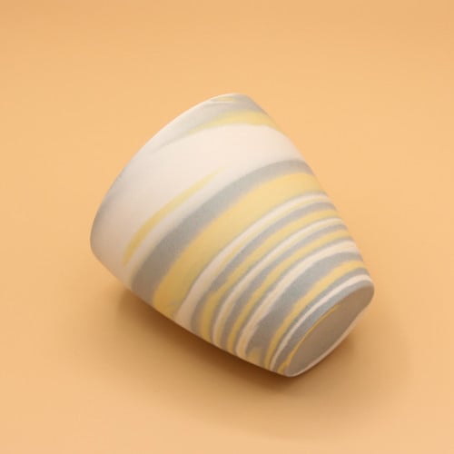 كوب أصفر مع تموجات مختلفه