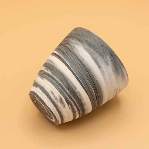 كوب أسود مع تموجات مختلفه