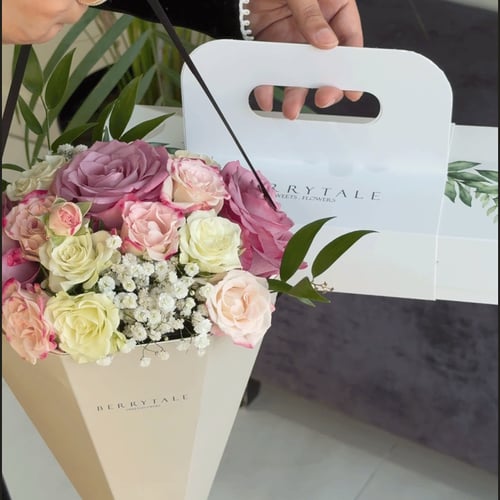 بوكس حلا مع بوكيه ورد طبيعي