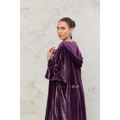 ستان مخمل بنفسجي بياقة ناعمة وأكمام واسعة