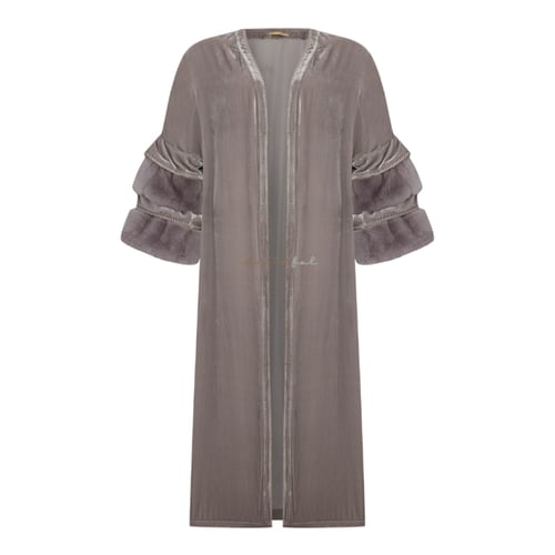 عباية مخمل رمادي تاوب بأكمام بطبقات