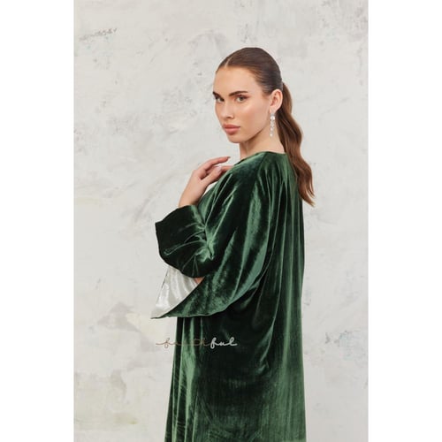 فستان مخمل أخضر زمردي ببطانة فاتحة