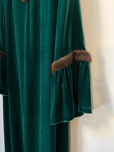 فستان مخمل أخضر زمردي بياقة فرو