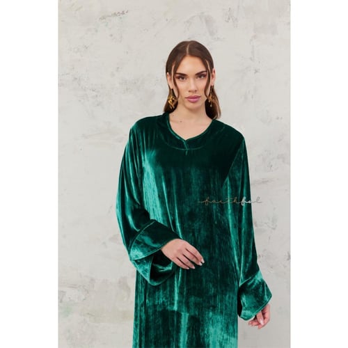 فستان مخملي أخضر بأكمام واسعة